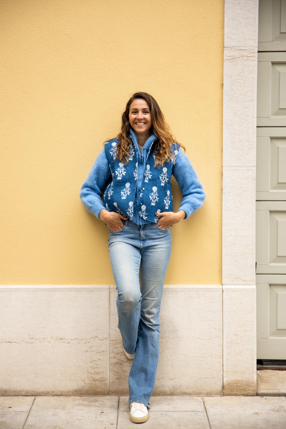 Veste sans Manche Bleue Fleurs Blanches