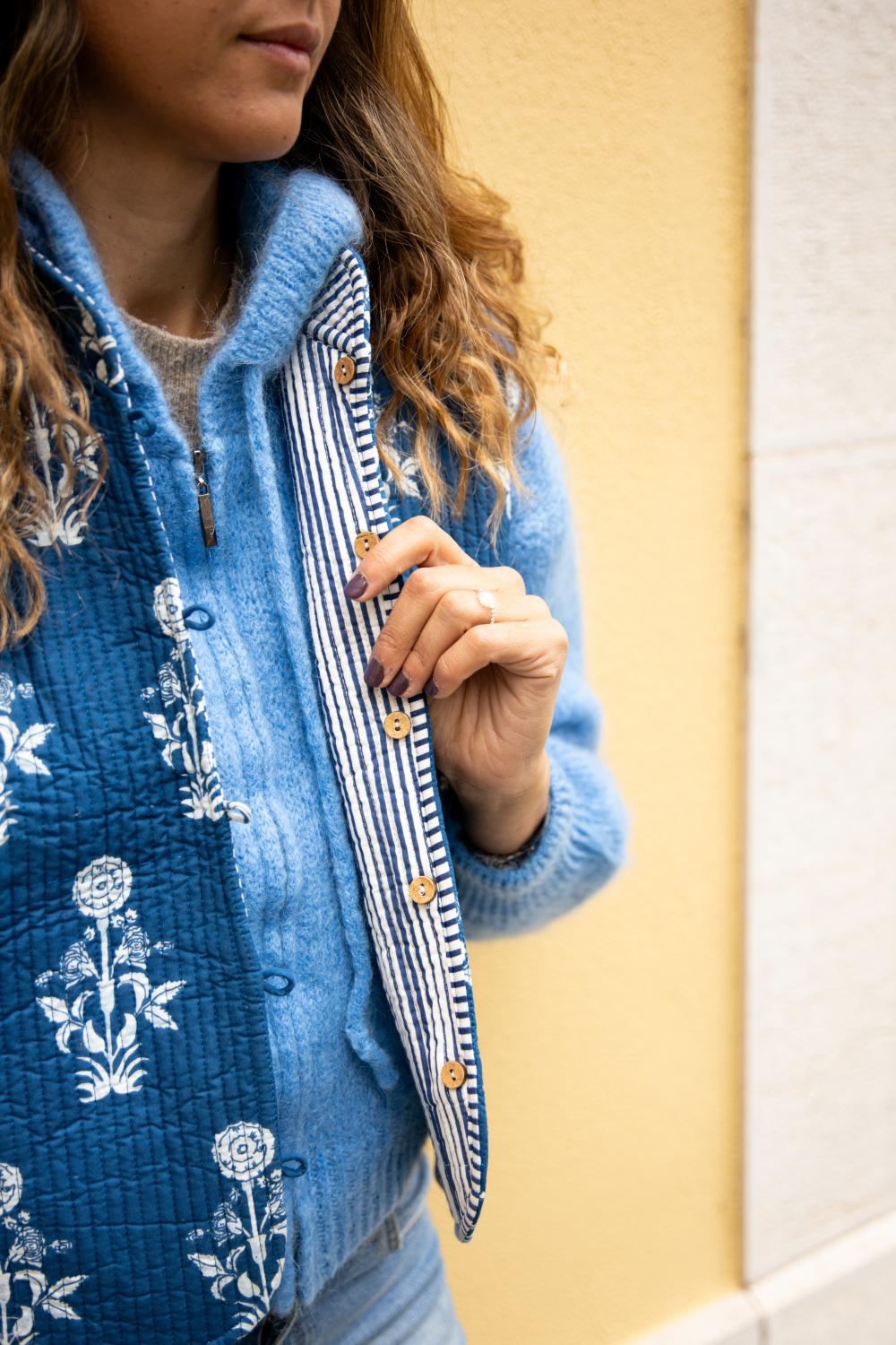 Veste sans Manche Bleue Fleurs Blanches