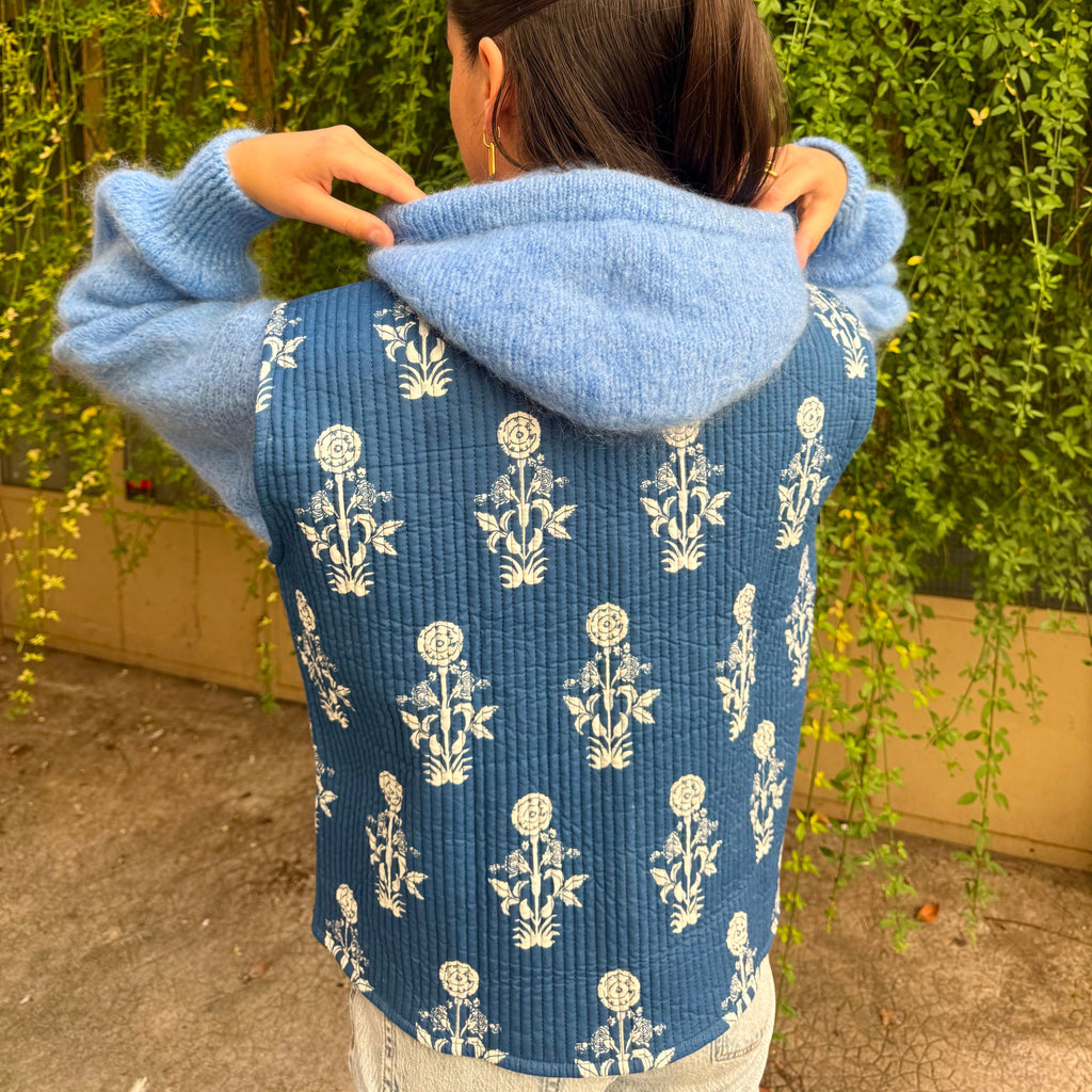 Veste sans Manche Bleue Fleurs Blanches
