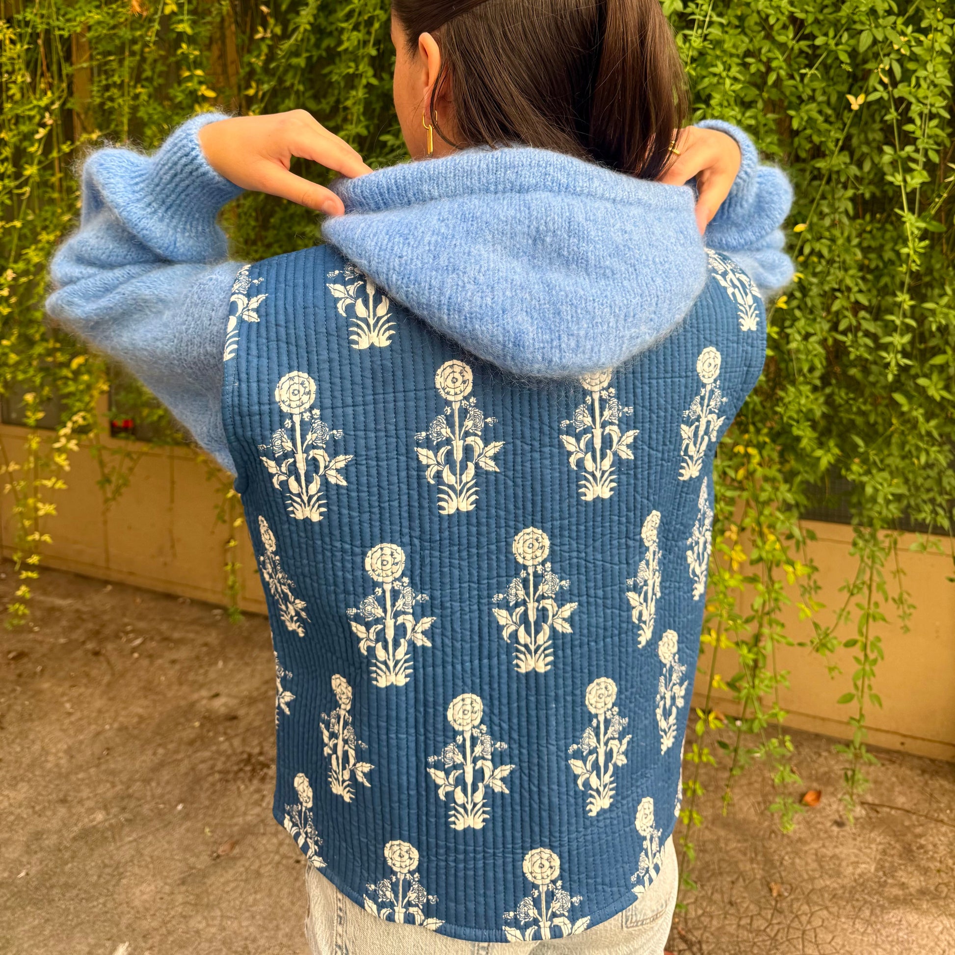 Veste sans Manche Bleue Fleurs Blanches
