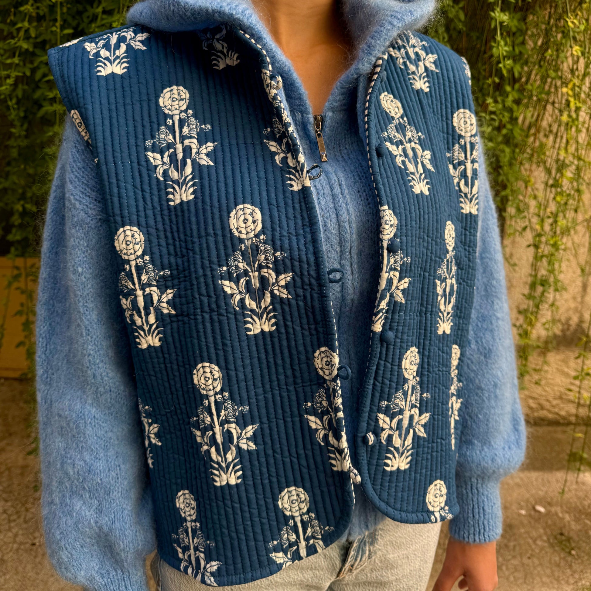 Veste sans Manche Bleue Fleurs Blanches