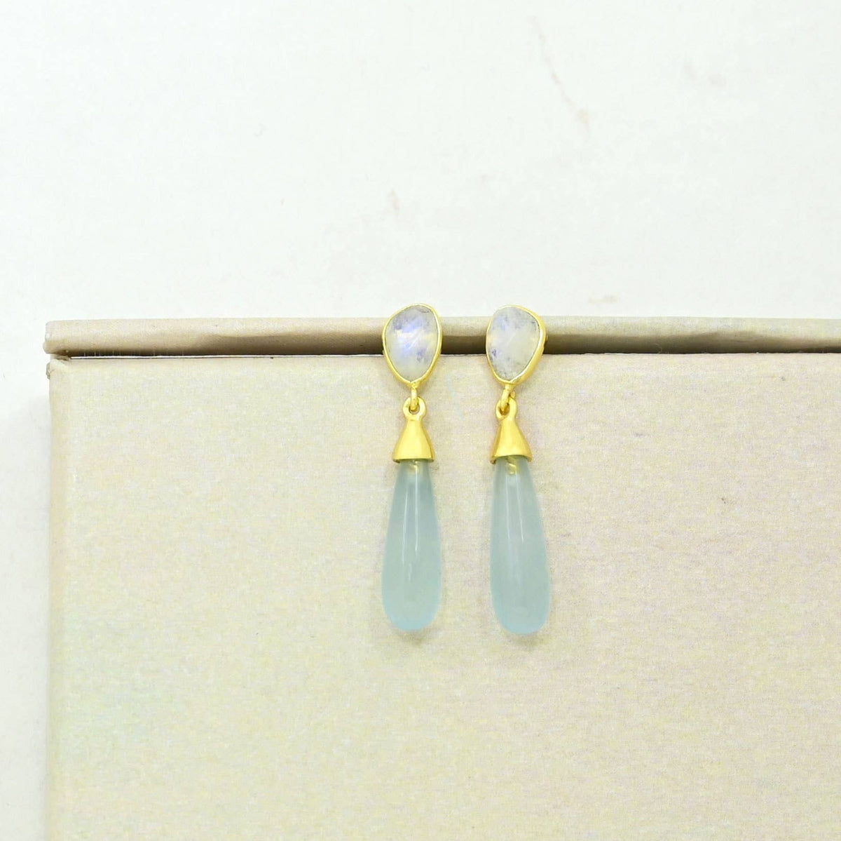 Boucle d'oreille Adhara plaquée or - Pierre de lune & Calcédoine aqua