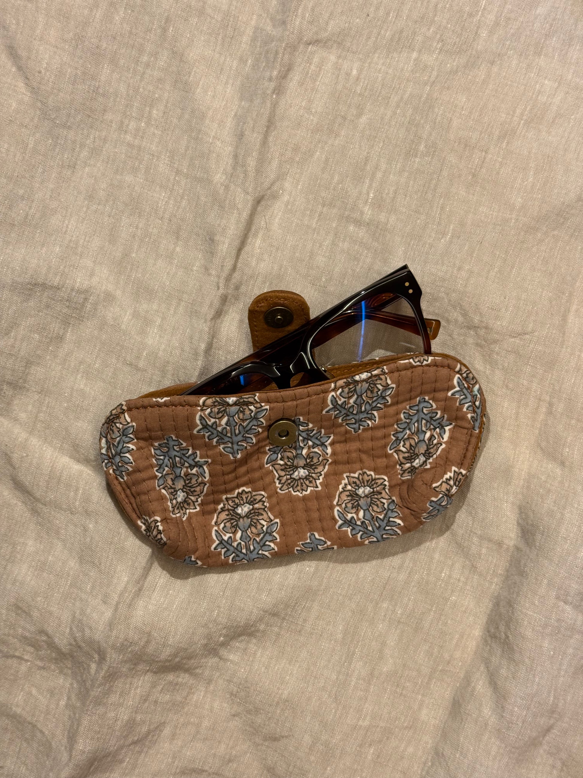 Étui à lunettes fleurs marrons
