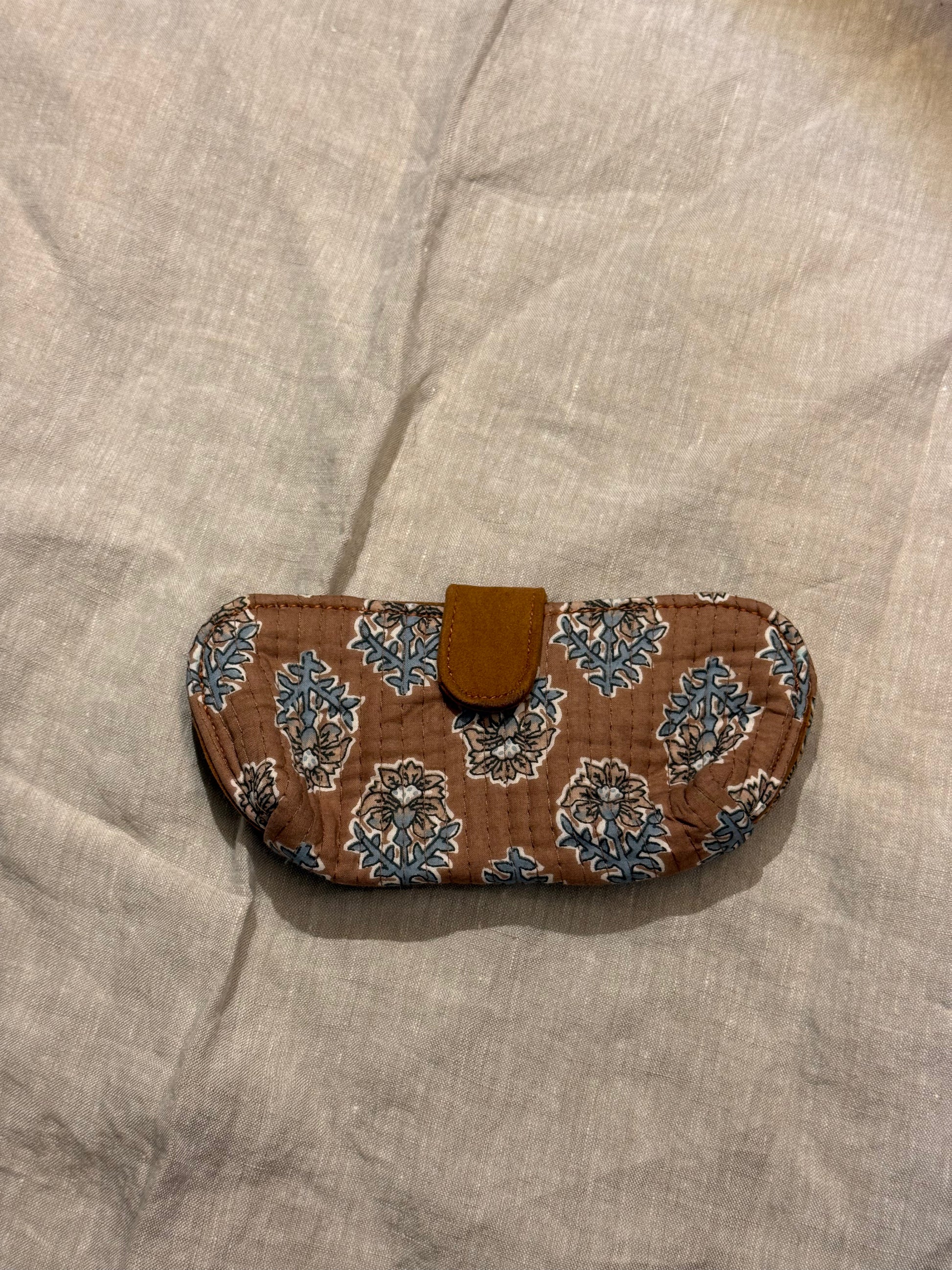 Étui à lunettes fleurs marrons