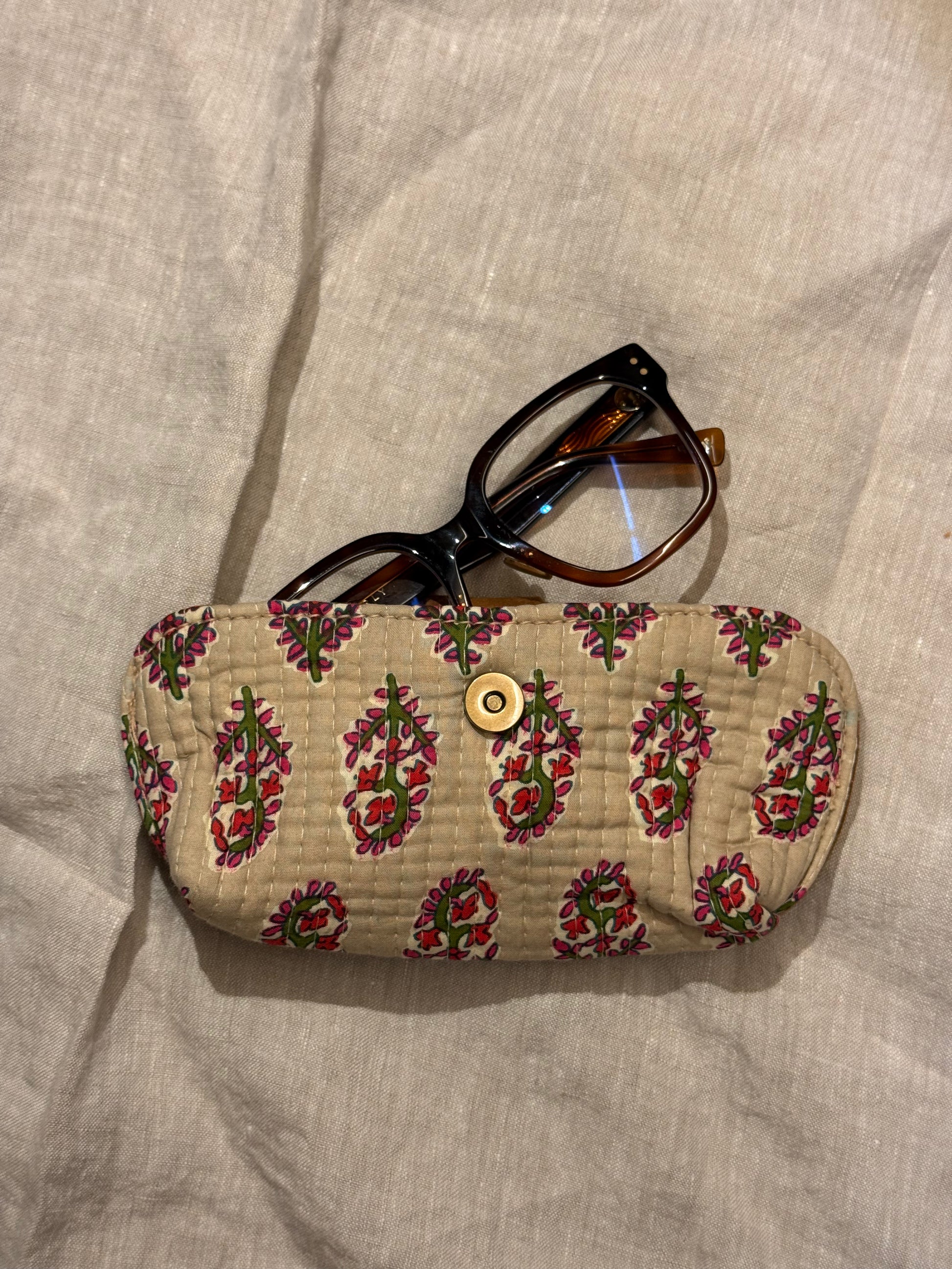 Étui à lunettes fleurs rouges