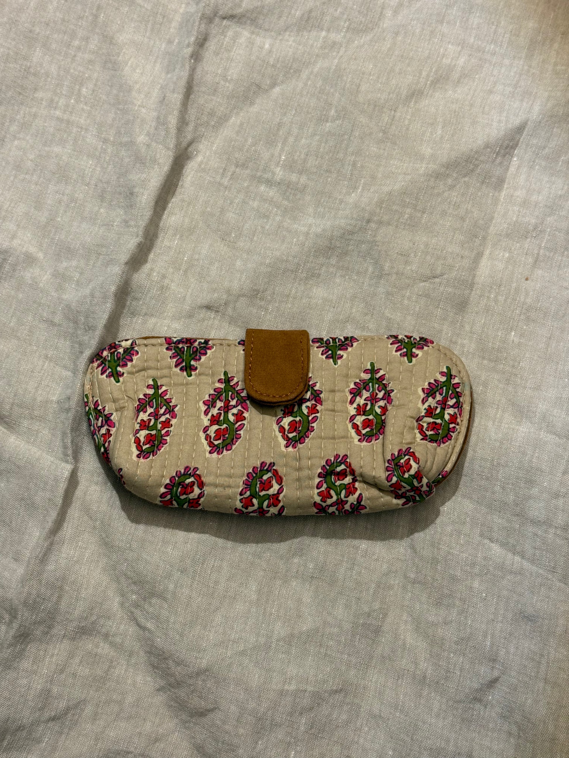 Étui à lunettes fleurs rouges