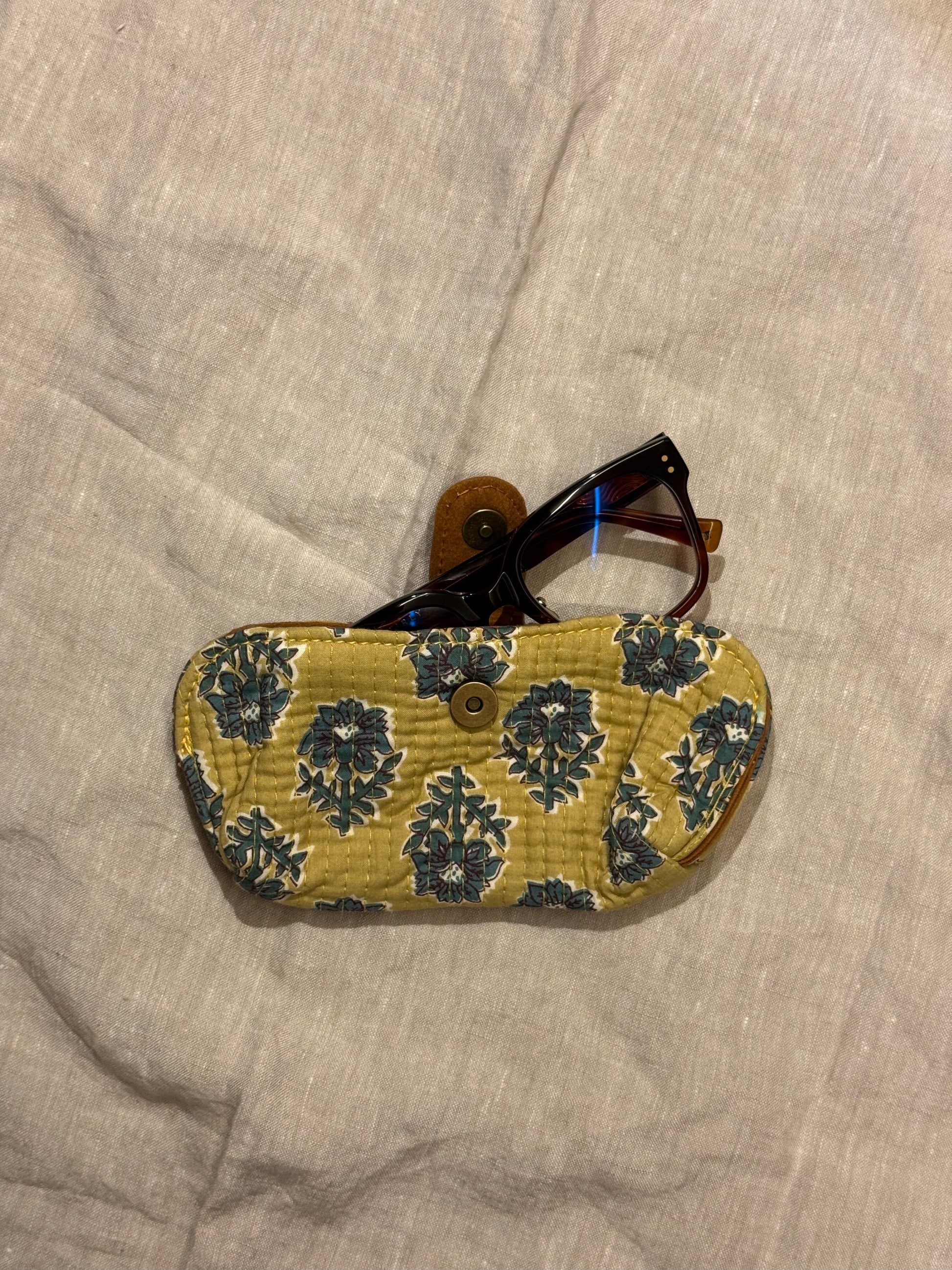 Étui à lunettes à fleurs vertes et bleues