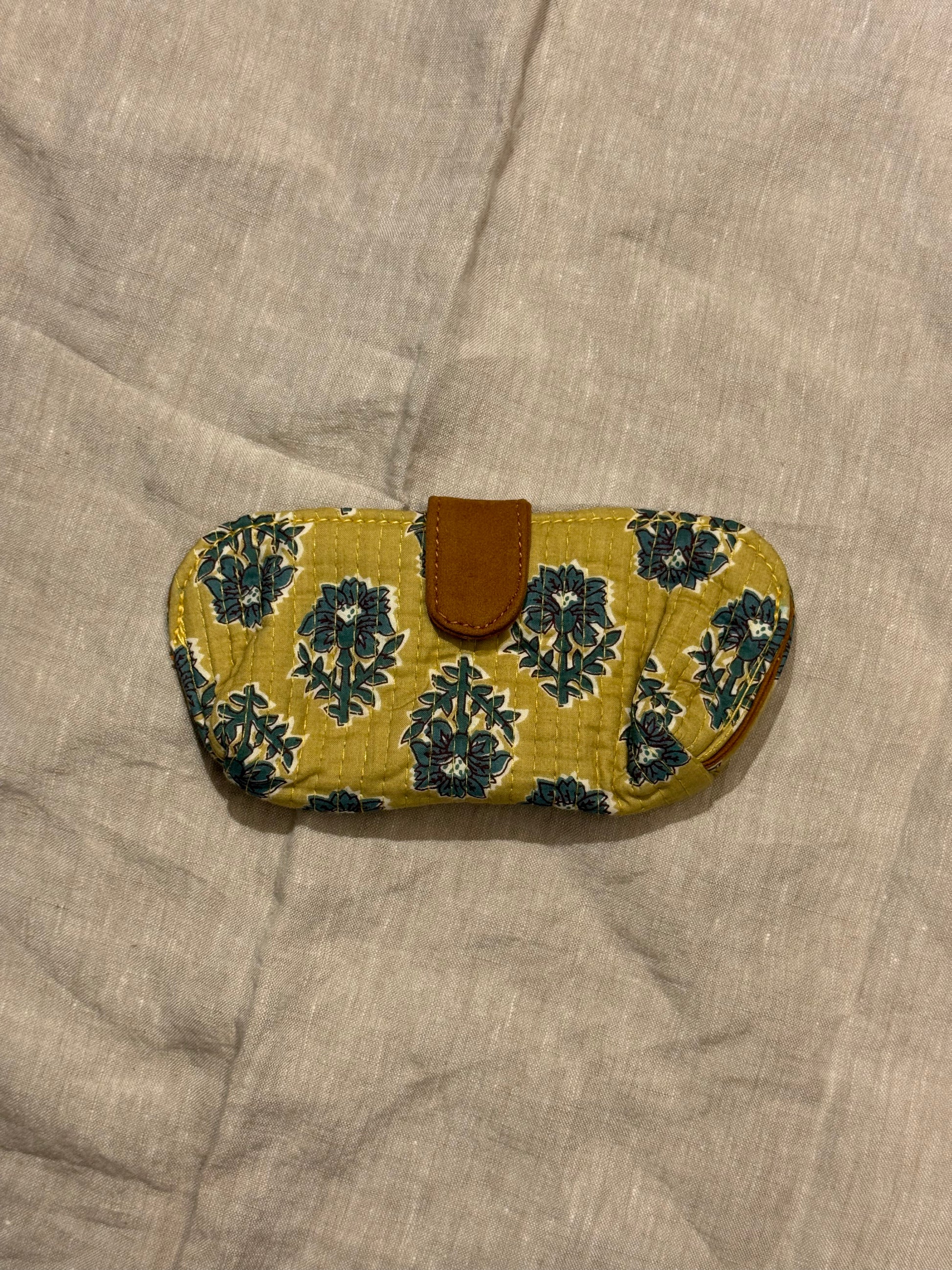 Étui à lunettes à fleurs vertes et bleues