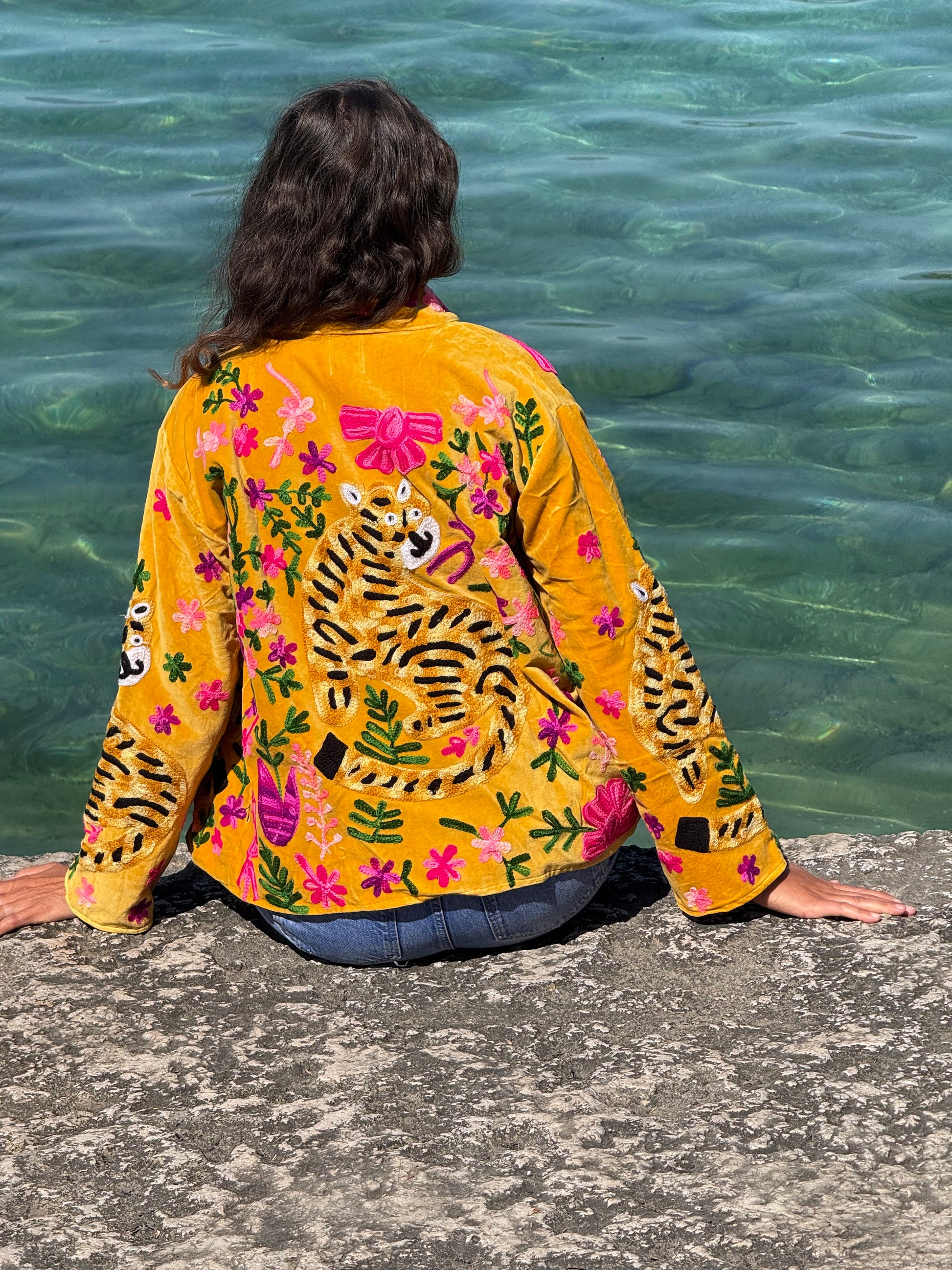 Veste jaune brodée velours tigres